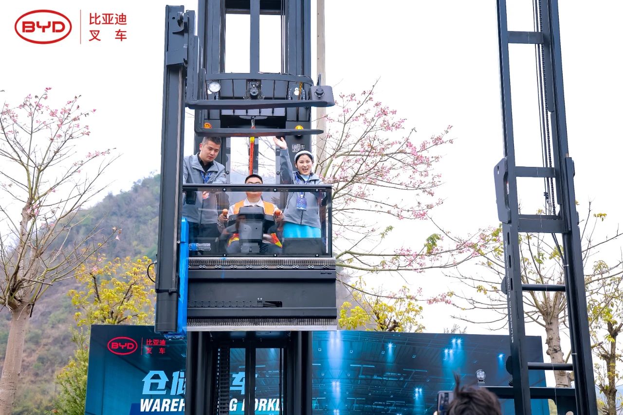 2024比亞迪叉車經(jīng)銷商大會(huì)圓滿落幕，世恒集團(tuán)榮獲多項(xiàng)殊榮！